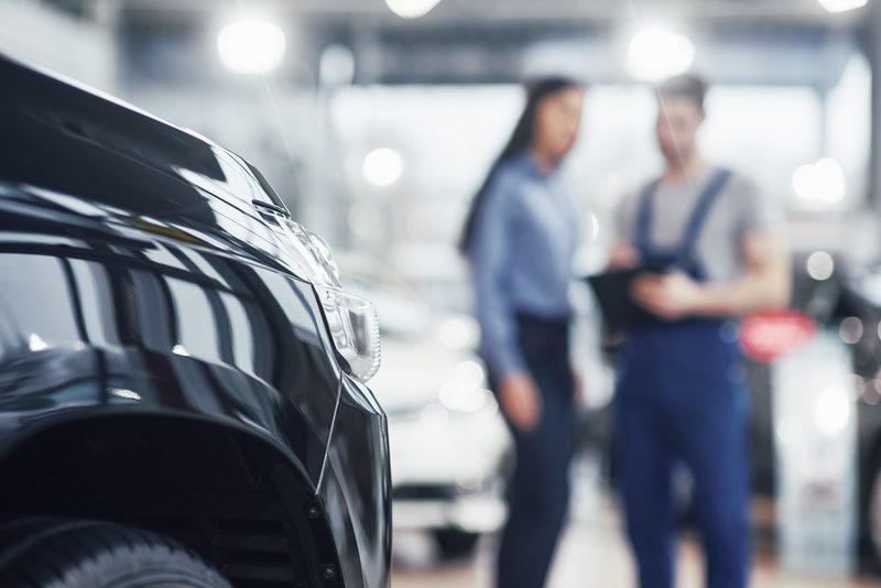 Monteur voert APK-keuring uit in een garage